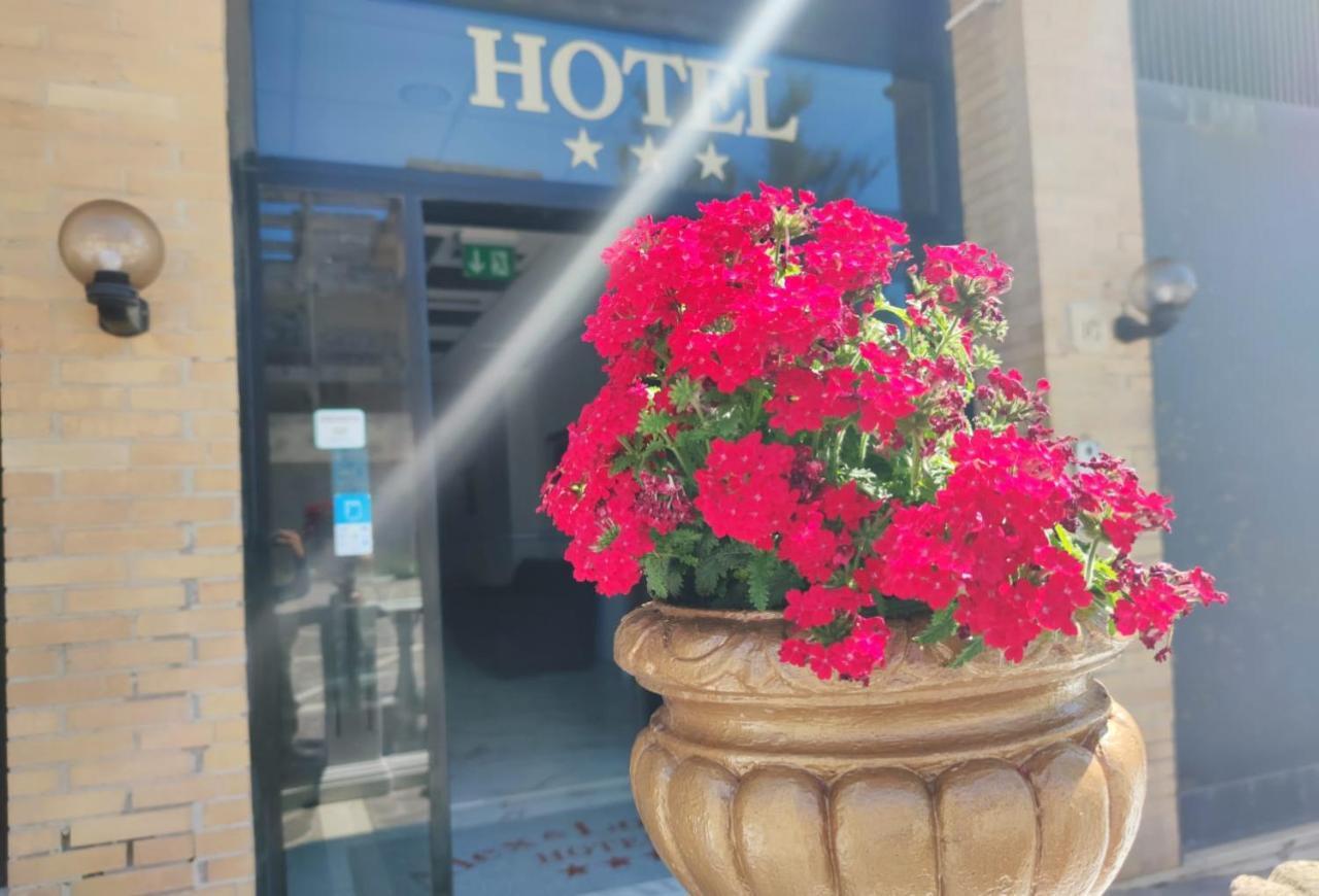 Alex & Lorenz Hotel Torvaianica Extérieur photo